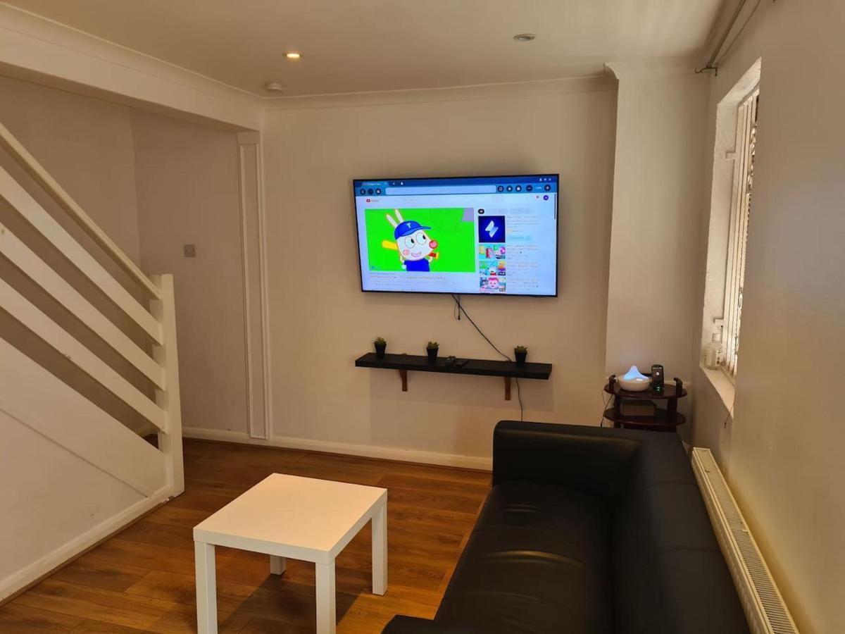 Close To Tower Bridge - 4 Bedroom House - 3 Bathrooms - Free Parking 3 Cars - Sleep 9 * Londra