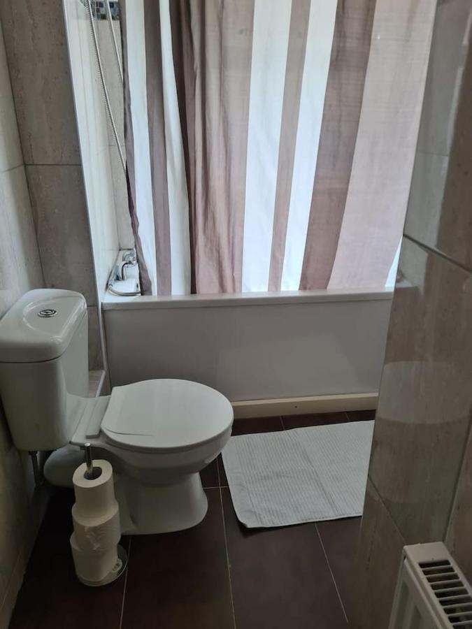 Close To Tower Bridge - 4 Bedroom House - 3 Bathrooms - Free Parking 3 Cars - Sleep 9 Casa vacanze *