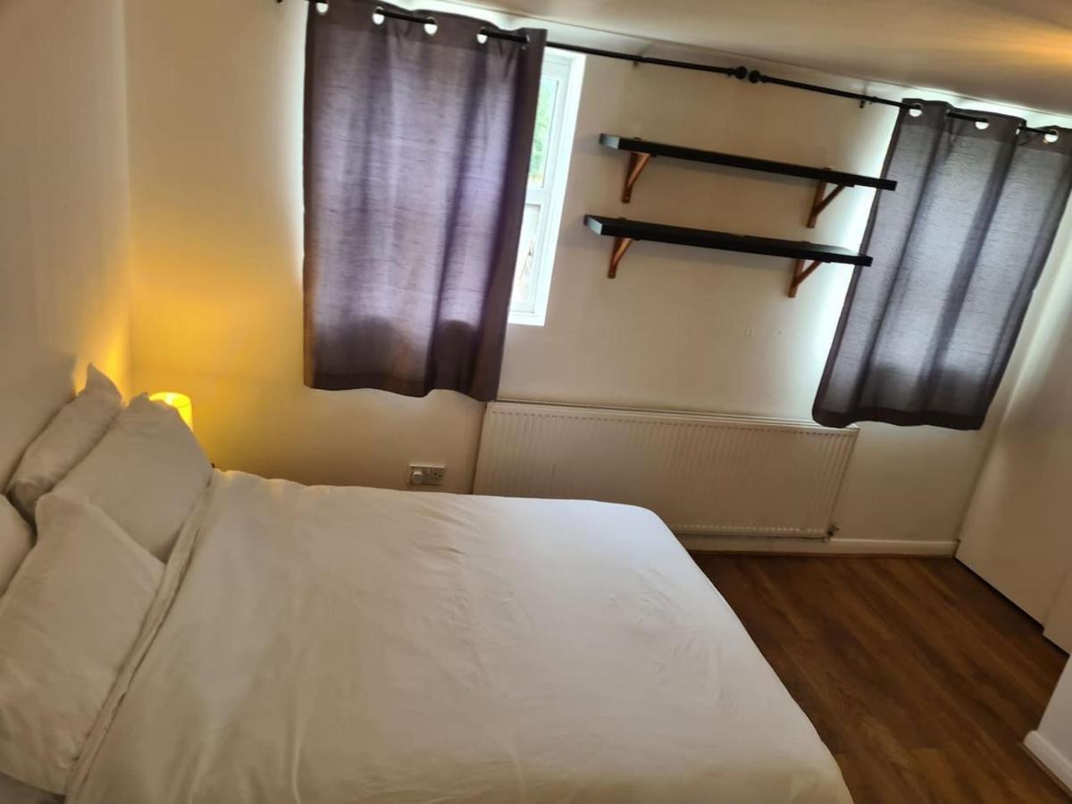 Close To Tower Bridge - 4 Bedroom House - 3 Bathrooms - Free Parking 3 Cars - Sleep 9 * Londra