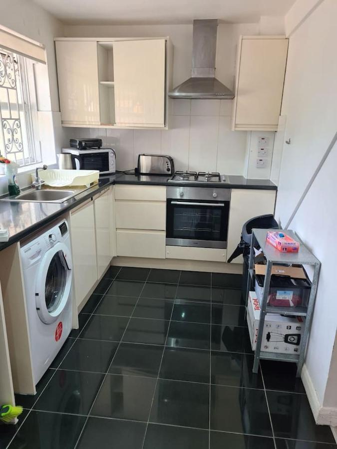 Close To Tower Bridge - 4 Bedroom House - 3 Bathrooms - Free Parking 3 Cars - Sleep 9 Casa vacanze Londra