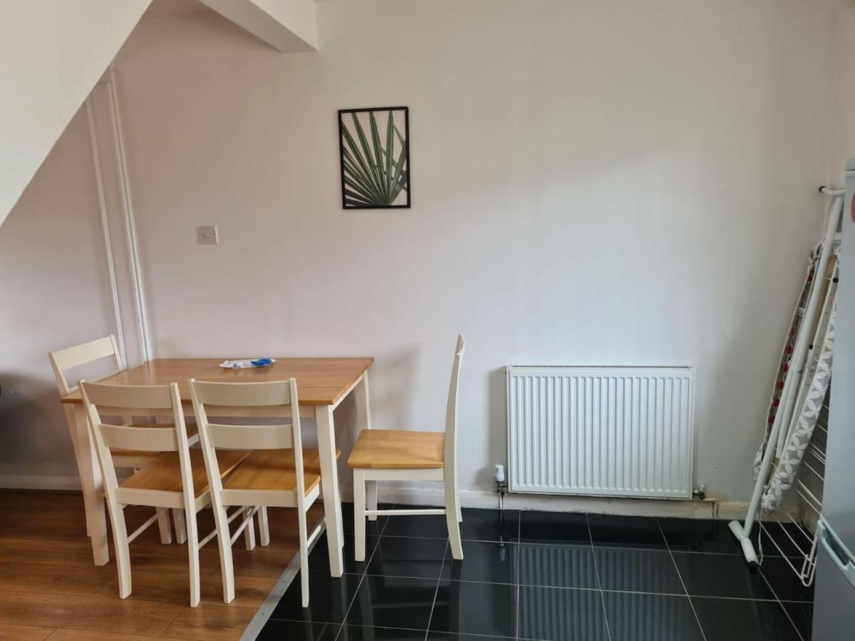 Close To Tower Bridge - 4 Bedroom House - 3 Bathrooms - Free Parking 3 Cars - Sleep 9 * Londra