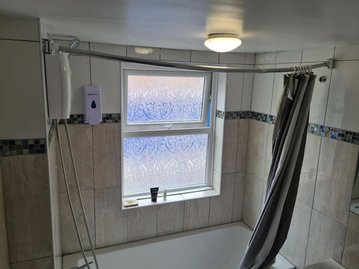 Close To Tower Bridge - 4 Bedroom House - 3 Bathrooms - Free Parking 3 Cars - Sleep 9 Londra